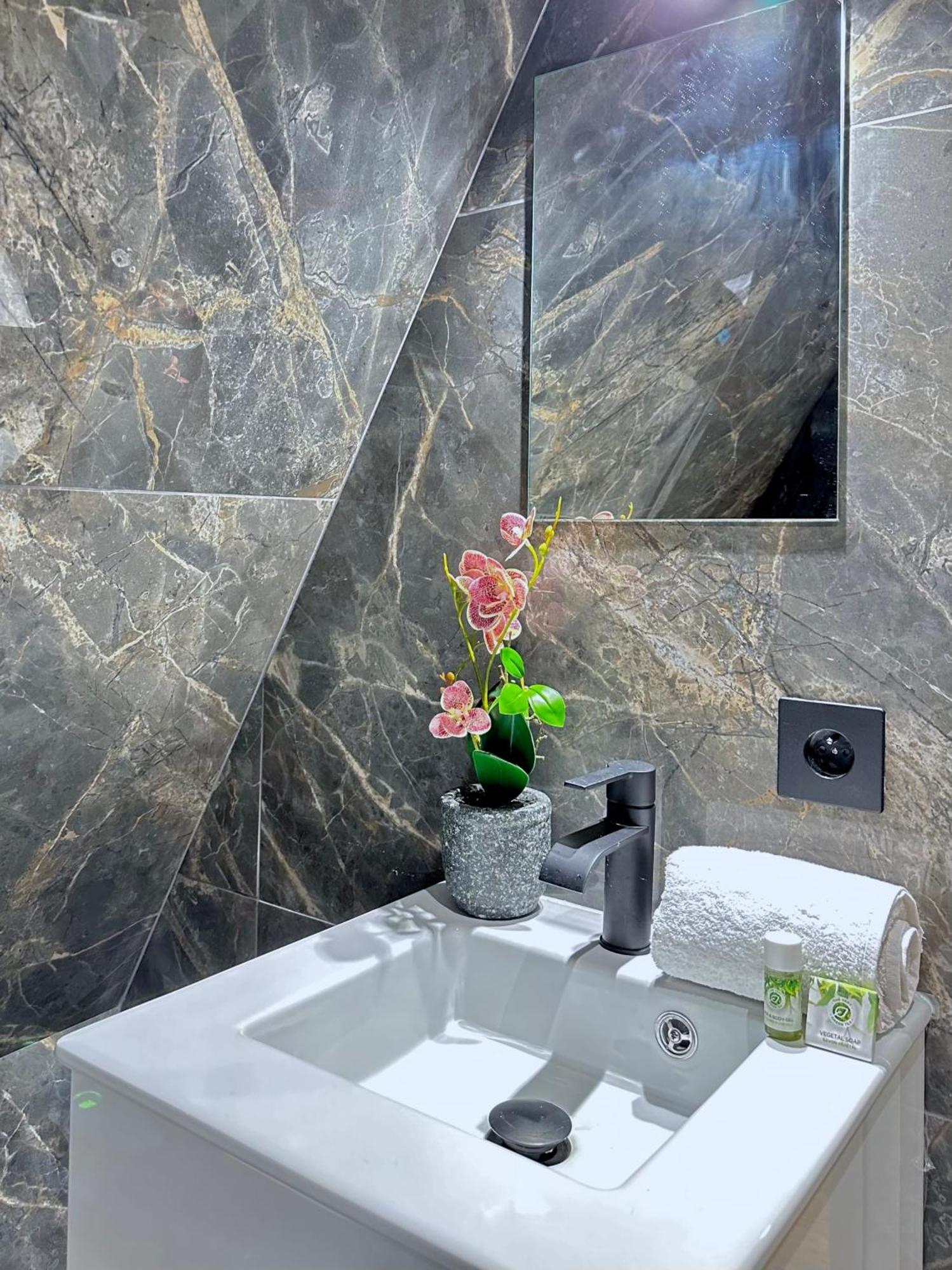Le Marais' Finest Luxurious Apartment Paris Bagian luar foto